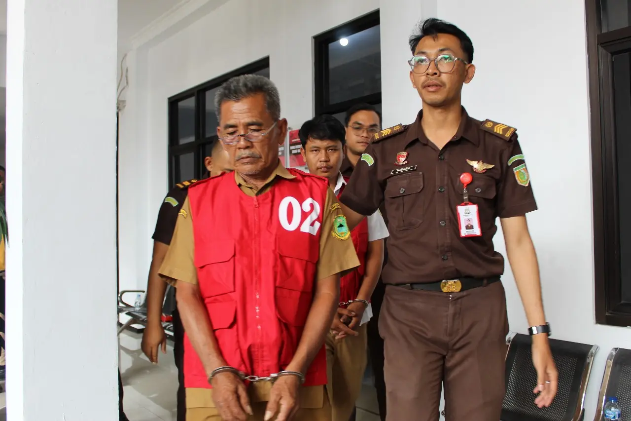 Dua Perangkat Desa di Kuningan Ditahan, Diduga Selewengkan Dana Desa Selama Empat Tahun Dua Perangkat Desa di Kuningan Ditahan, Diduga Selewengkan Dana Desa Selama Empat Tahun