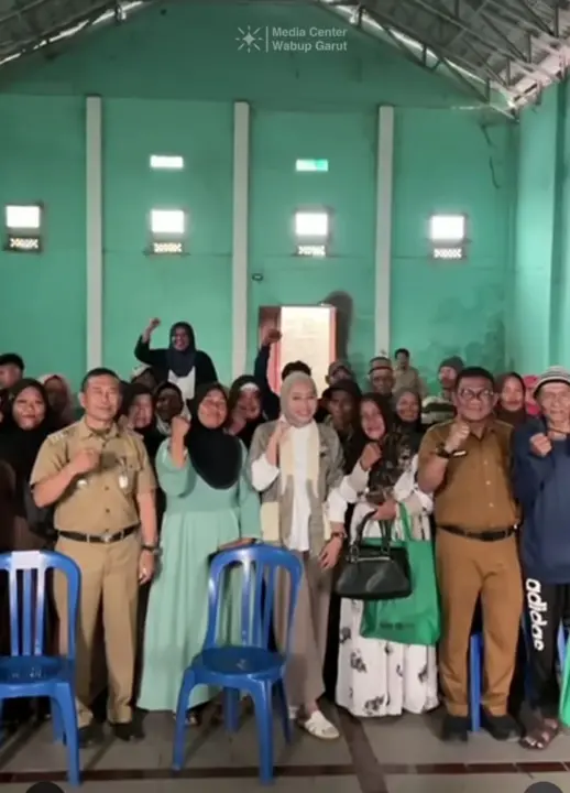 Wakil Bupati Garut Salurkan Bantuan untuk Nelayan Rumput Laut di Cigadog