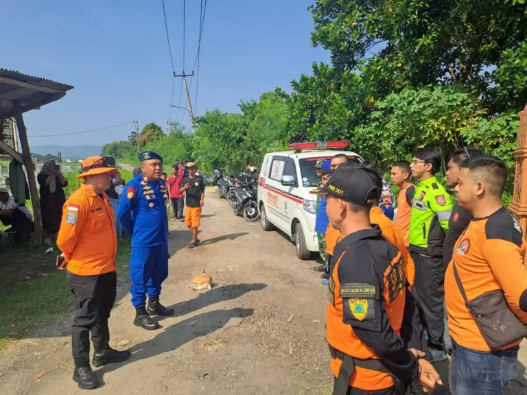Diduga Bunuh Diri Pria Lompat ke Sungai Citarum di Klari, Tim SAR Gabungan Lakukan Pencarian Diduga Bunuh Diri Pria Lompat ke Sungai Citarum di Klari, Tim SAR Gabungan Lakukan Pencarian