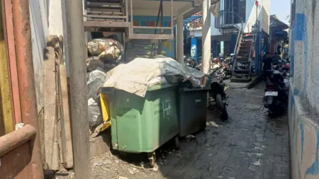 Penumpukan Sampah di Pasar Cihapit Bandung Terjadi Akibat Jadwal Pengangkutan Terbatas Penumpukan Sampah di Pasar Cihapit Bandung Terjadi Akibat Jadwal Pengangkutan Terbatas