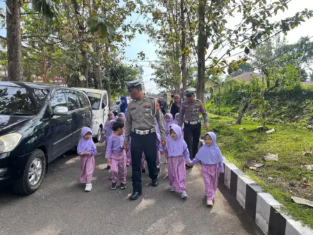Polres Garut Ajak Anak-Anak PAUD Al-Kautsar Belajar Jadi Polisi Cilik Polres Garut Ajak Anak-Anak PAUD Al-Kautsar Belajar Jadi Polisi Cilik