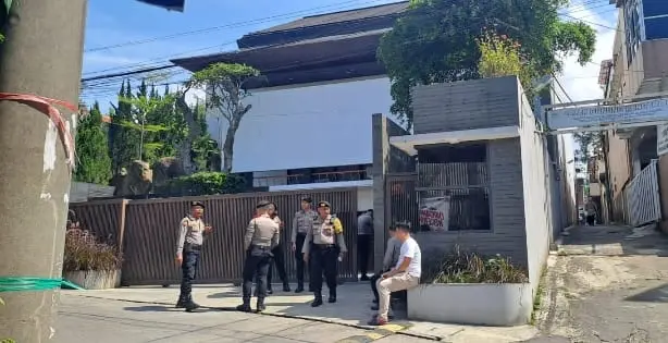 Sejumlah Polisi Berjaga di Depan Rumah Ridwan kamil