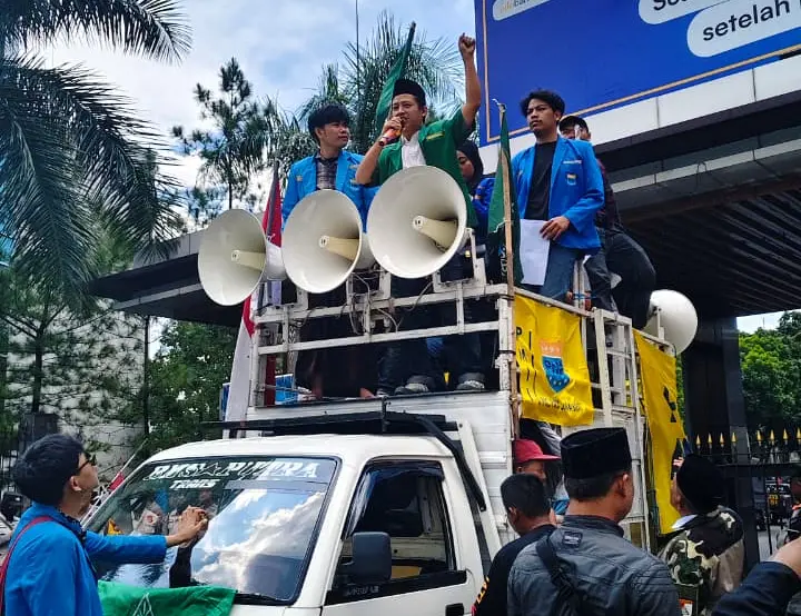 PCNU Kota Bandung Gelar Aksi Damai di Depan Trans Studio, Tuntut Trans7 Minta Maaf atas Tayangan “Xpose Uncensored” PCNU Kota Bandung Gelar Aksi Damai di Depan Trans Studio, Tuntut Trans7 Minta Maaf atas Tayangan “Xpose Uncensored”