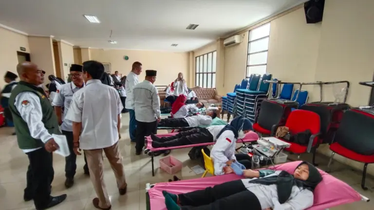 Sambut Hari Santri Nasional 2025, Kemenag Karawang Gelar Donor Darah Bersama PMI