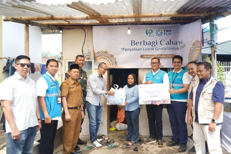 Nyalakan Harapan, PLN UID Jawa Barat Sambungkan Listrik Gratis untuk 844 Keluarga Kurang Mampu di Momen HLN ke-80 PLN UID Jawa Barat