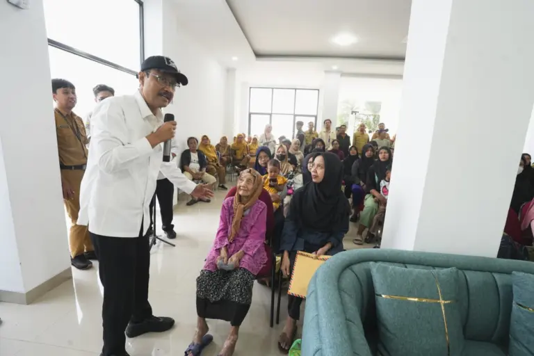 Menteri Sosial Saifullah Yusuf saat meninjau langsung penyaluran bantuan sosial di Kantor Kecamatan Batununggal, Kota Bandung, Senin (27/10/2025).