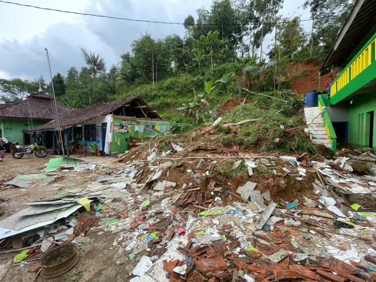 Aktivitas Belajar di Pesantren Rongga Terhenti Pasca Longsor, Satu Santriwati Meninggal Dunia