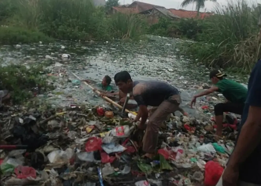 Ketua RT di Rengasdengklok Diduga Tenggelam Saat Buang Sampah ke Empang