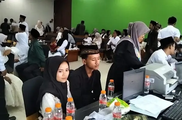 Fenomena Pernikahan Dini di Garut meningkatnya permohonan dispensasi kawin di Pengadilan Agama.