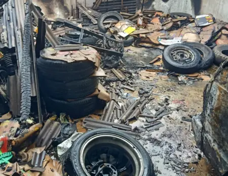 Gudang Bekas Pabrik Tahu di Bayongbong Garut Terbakar, Kerugian Capai Rp70 Juta Gudang Bekas Pabrik Tahu di Bayongbong Garut Terbakar, Kerugian Capai Rp70 Juta