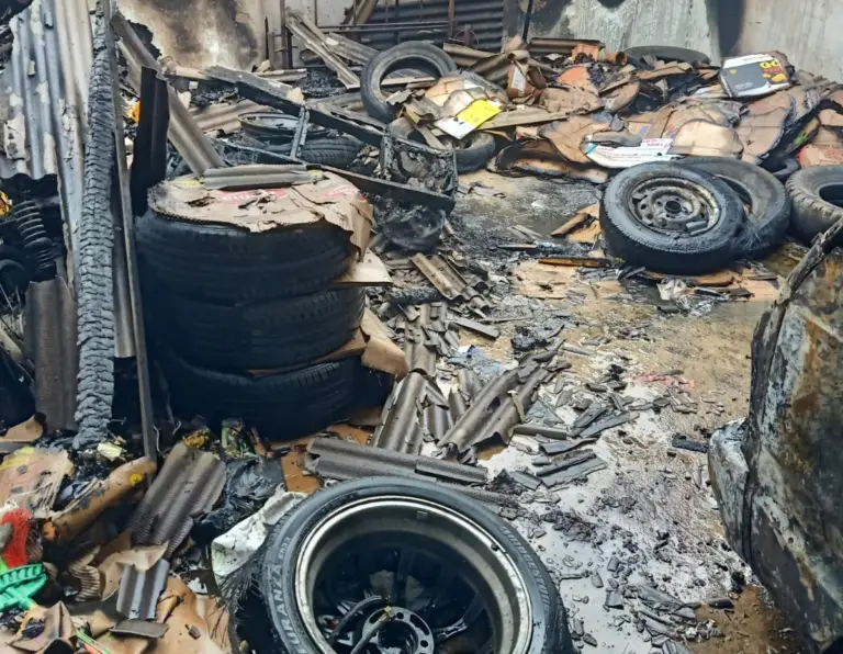 Gudang Bekas Pabrik Tahu di Bayongbong Garut Terbakar, Kerugian Capai Rp70 Juta Gudang Bekas Pabrik Tahu di Bayongbong Garut Terbakar, Kerugian Capai Rp70 Juta