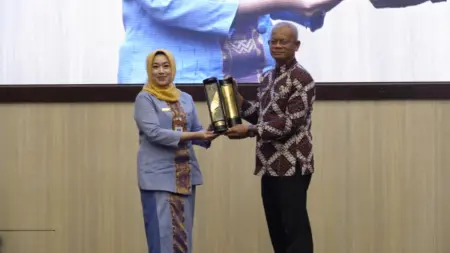 Sekda Garut Nurdin Yana Raih Anugerah Bahasa Sastra Kawistara 2025 Sekda Garut Nurdin Yana Raih Anugerah Bahasa Sastra Kawistara 2025
