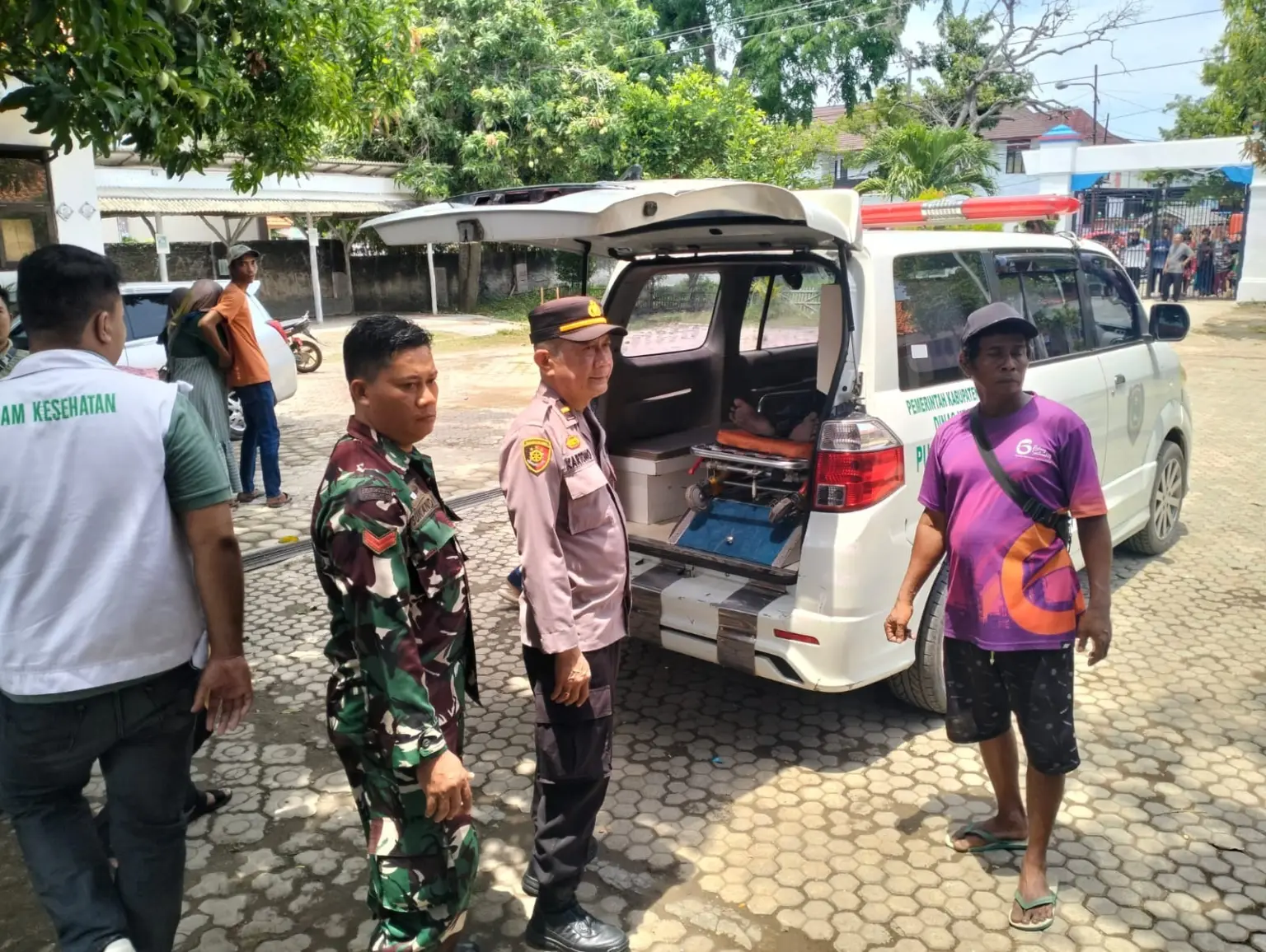 Petugas mengevakuasi jasad seorang pria warga Kelurahan Karanganyar, Kecamatan Indramayu, yang ditemukan meninggal dunia akibat gantung diri, Minggu (26/10/2025).