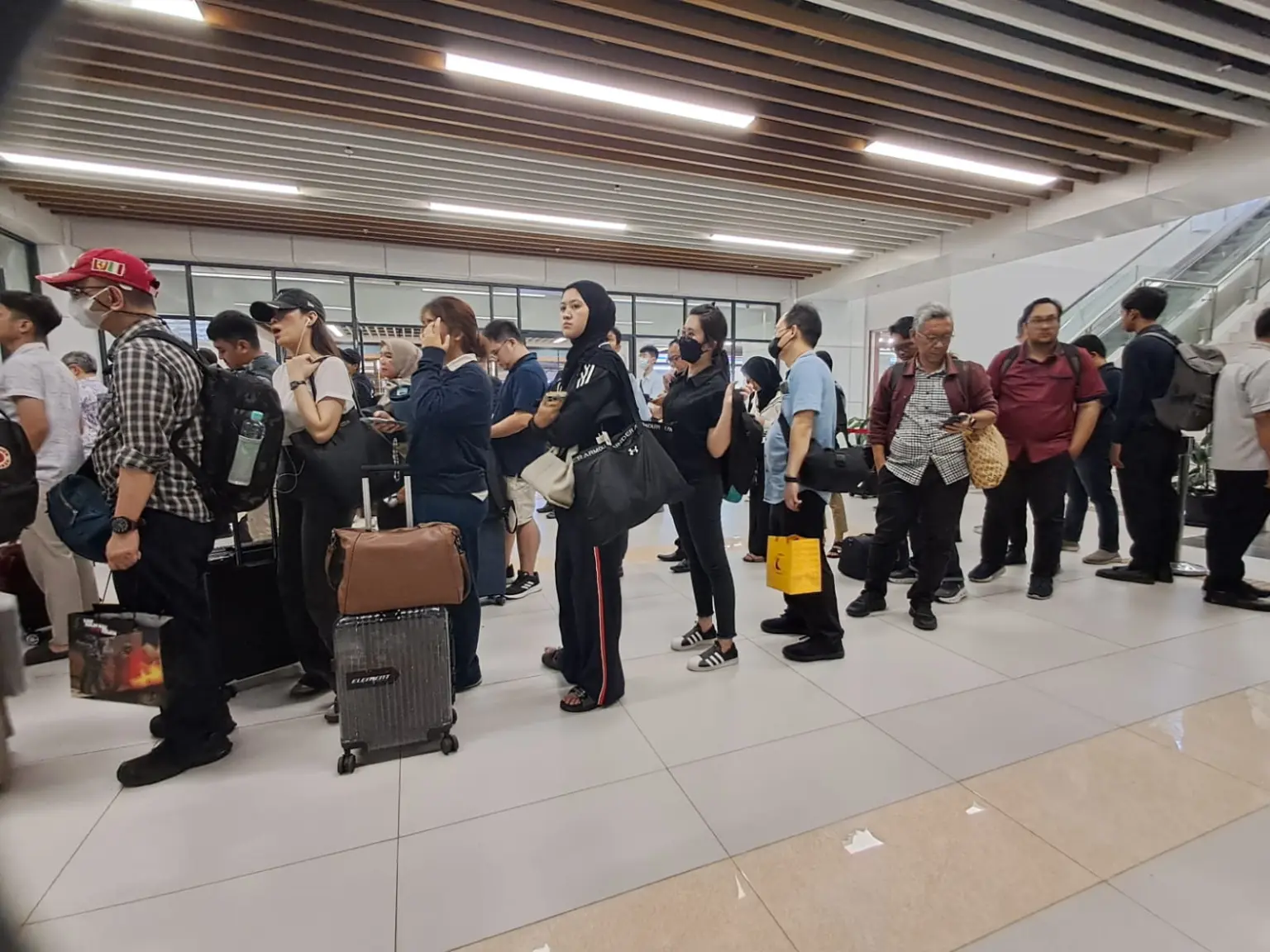 Antrean panjang penumpang saat aplikasi error di hari ulang tahun ke 2 whoosh