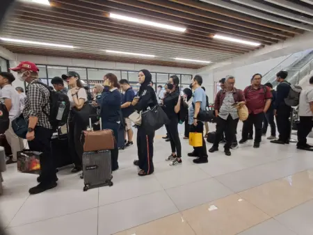 Antrean panjang penumpang saat aplikasi error di hari ulang tahun ke 2 whoosh