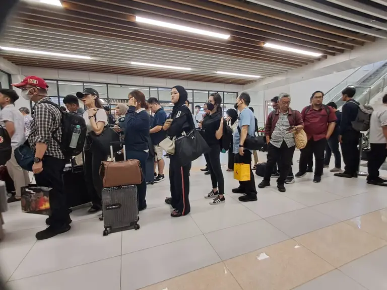 Kejutan Ulang Tahun Ke-2 Whoosh: Aplikasi Error dan Penumpang Mengeluh Antrean panjang penumpang saat aplikasi error di hari ulang tahun ke 2 whoosh