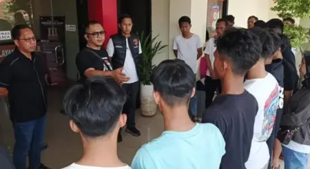Polisi gagalkan tawuran yang hendak dilakukan puluhan pelajar di Jalan Baru, Babakancikao, Purwakarta, Minggu (5/10).