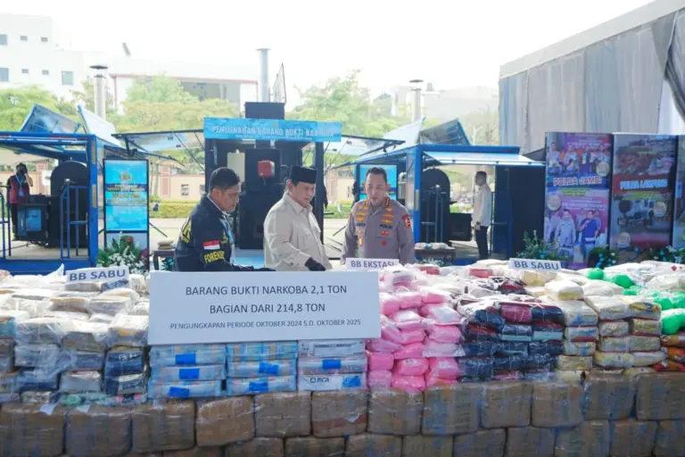 Polri Musnahkan Ratusan Ton Narkotika Bernilai Triliunan Rupiah Presiden Prabowo Subianto bersama Kapolri Jenderal Listyo Sigit Prabowo saat pemusnahan barang bukti ratusan ton narkoba berbagai jenis di Lapangan Bhayangkara, Jakarta, Rabu (29/10/2025). (humas polri)