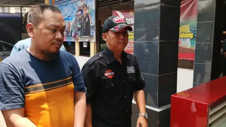 Polisi mengamankan pelaku yang mengambil tas seorang perempuan di kawasan Gempolsari, Kota Bandung. (istimewa)