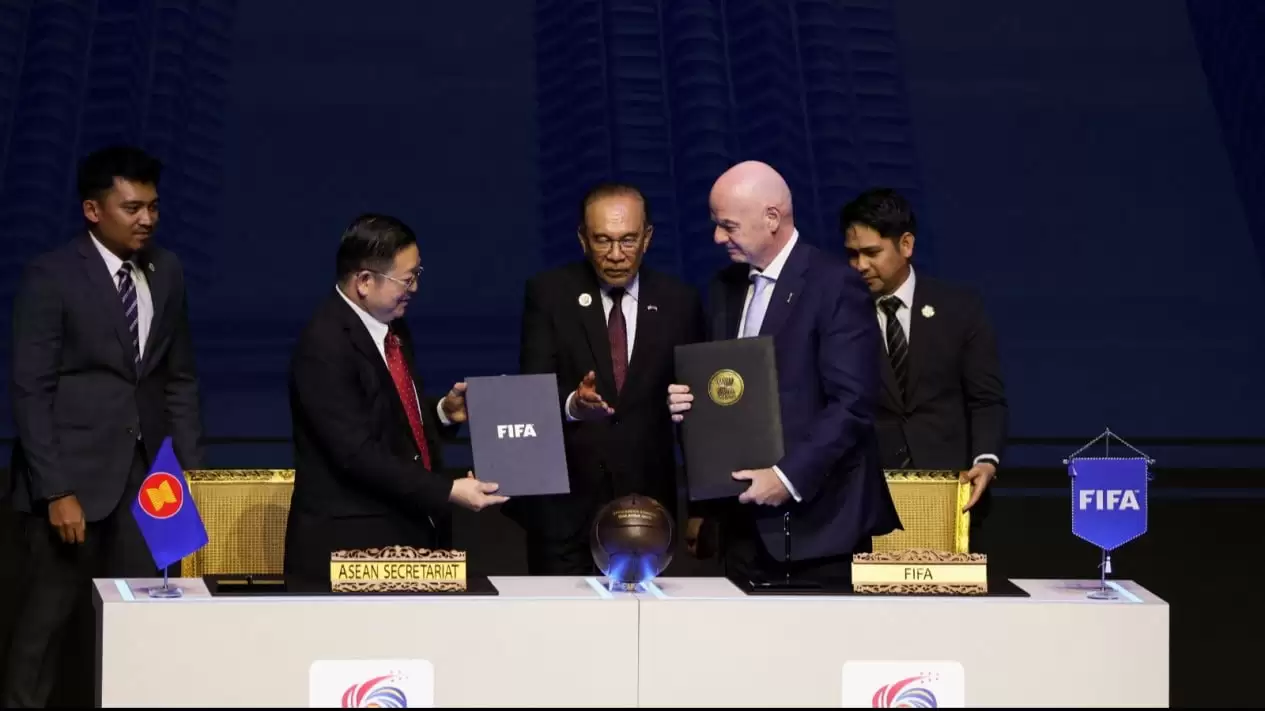 Penandatanganan Nota Kesepahaman (MoU) antara Presiden FIFA Gianni Infantino dengan Sekretaris Jenderal ASEAN Kao Kim Hourn, saat Konferensi Tingkat Tinggi ASEAN ke-47 Kuala Lumpur, Malaysia, Minggu (26/10/2025). (istimewa)