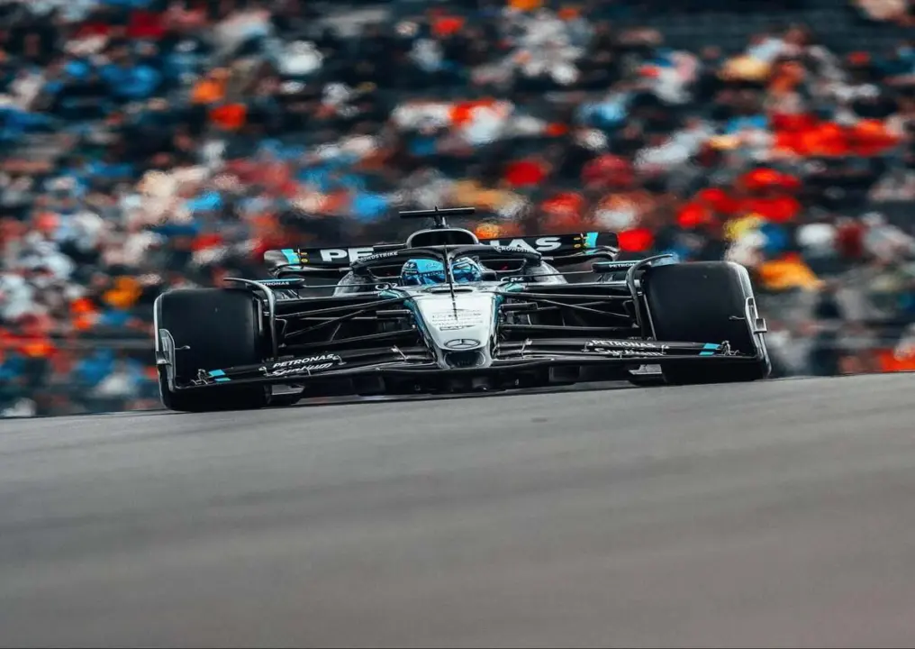 George Russell raih pole position di GP Singapura 2025