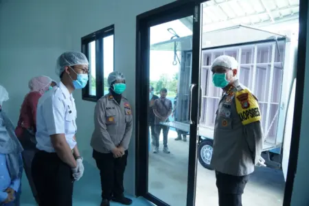 Kapolres Metro Bekasi Kombes Mustofa melakukan pengecekan kesiapan operasional dapur Satuan Pelayanan Pemenuhan Gizi (SPPG) Cibatu di wilayah Polsek Cikarang Selatan.