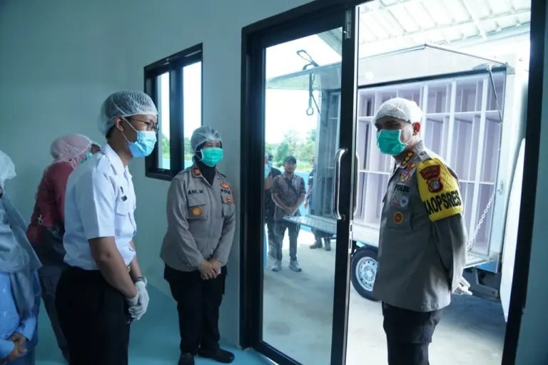 Polres Bekasi Cek Kesiapan Operasional SPPG Cibatu Kapolres Metro Bekasi Kombes Mustofa melakukan pengecekan kesiapan operasional dapur Satuan Pelayanan Pemenuhan Gizi (SPPG) Cibatu di wilayah Polsek Cikarang Selatan.