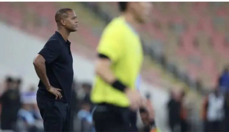 Pelatih Indonesia Patrick Kluivert saat menyaksikan permainan timnya kontra Irak di King Abdullah Sports City Stadium, Jeddah, Sabtu (11/10/2025). (istimewa)