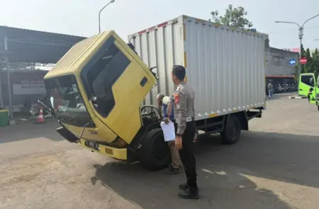 Tekan Angka Kecelakaan, Sosialisasi Bahaya ODOL Dimasifkan Kepolisian terus melakukan sosialisasi mengenai bahayanya truk over dimension dan over loading (ODOL). Salah satunya dengan pemeriksaan secara intensif. (istimewa)
