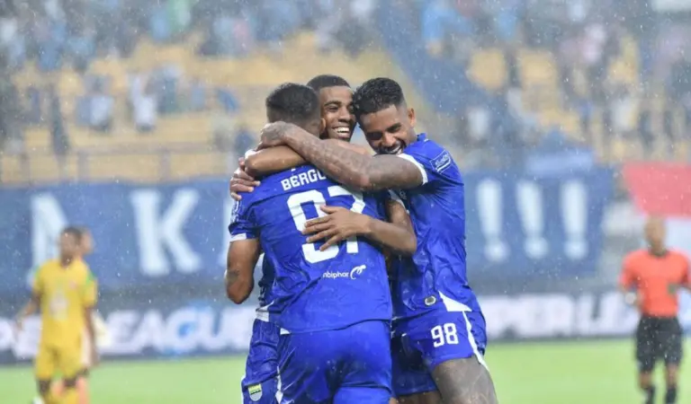 Media Inggris sebut suporter Persib Bandung jadi "biang kerok" penyebab larangan suporter tandang di BRI Super League