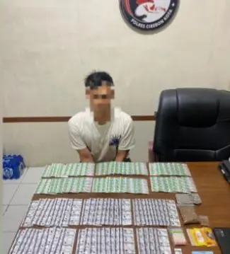 Satuan Reserse Narkoba Polres Cirebon Kota menangkap seorang pemuda yang edarkan tembakau sintetis dan obat keras di Cirebon.