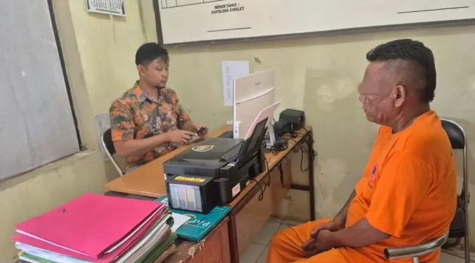 Pria paruh baya diamankan polisi usai membawa kabur mobil rental.