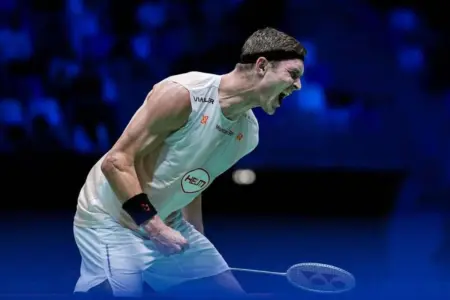 Axelsen Tanpa Ampun: Gulung Wakil Malaysia di French Open 2025 Viktor Axelsen kalahkan unggulan Malaysia di French Open 2025