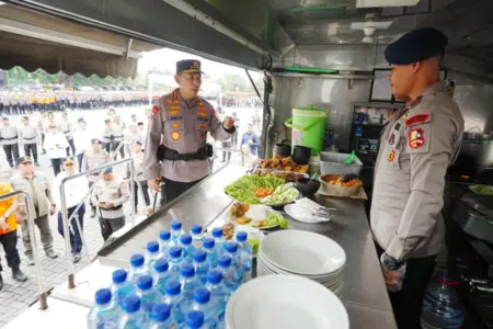 Kapolri Jenderal Listyo Sigit Prabowo memeriksa sarana prasarana usai Apel Kesiapan Tanggap Darurat Bencana di Lapangan Mako Brimob Polri, Kelapa Dua, Depok, Rabu (5/11/2025). (humas polri)