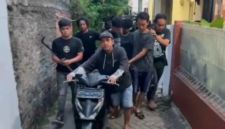 Polisi membawa barang bukti kasus penyerangan seorang pemuda di kawasan Jatiasih, Kota Bekasi. (istimewa)
