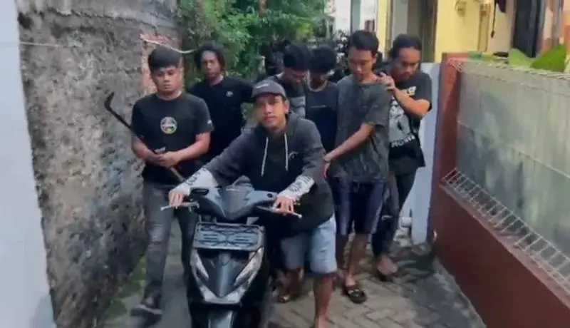 Polisi Ringkus Pelaku Penyerangan Seorang Remaja Polisi membawa barang bukti kasus penyerangan seorang pemuda di kawasan Jatiasih, Kota Bekasi. (istimewa)
