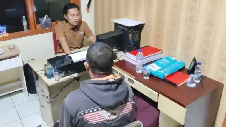 Petugas memeriksa pelaku pencabulan anak di bawah umur di sebuah pabrik penggilingan padi di wilayah Luragung, Kuningan. (istimewa)