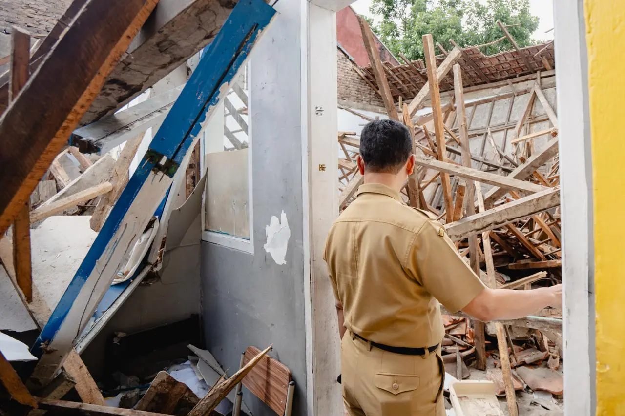 Sebagian bangunan ruang kelas di lingkungan SMP Pasundan 1 dan 2 Kota Bandung ambruk saat kegiatan belajar mengajar (KBM) tengah berlangsung, Senin (3/11/2025).