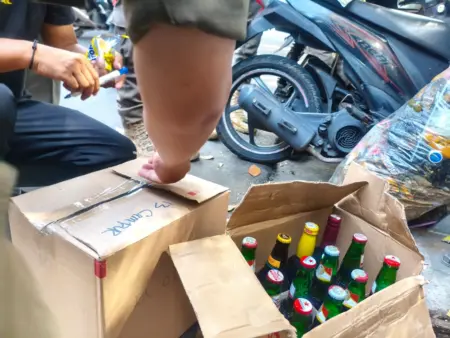 Satpol PP Sita Ratusan Botol Miras Ilegal Satpol PP Kota Bandung menyita 134 botol minuman keras serta 1.303 butir obat-obatan daftar G yang dijual tanpa izin dalam razia yang digelar di kawasan Ciateul.