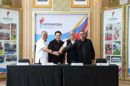 Menteri Pemuda dan Olahraga Erick Thohir memberikan keterangan pada awak media dalam jumpa pers di kantor Kemenpora, Jumat (21/11/2025).
