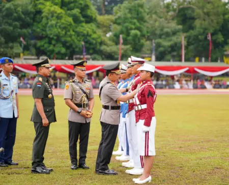 Kapolri Tekankan Sinergitas TNI-Polri Kunci Utama Wujudkan Indonesia Emas 2045 Kapolri Jenderal Listyo Sigit Prabowo dan Panglima TNI Jenderal Agus Subiyanto memimpin upacara wisuda prajurit taruna Akademi Militer dan bhayangkara taruna Akademi Kepolisian di Lapangan Sapta Marga Akademi Militer, Magelang, Jumat (28/11/2025). (humas polri)