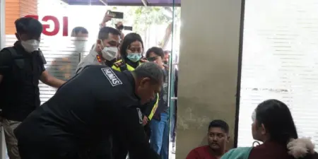 Kapolres Purwakarta AKBP I Dewa Putu Gede Anom Danujaya bersama Kasatlantas AKP Muthia Khansa Nurwajiya menjenguk korban kecelakaan to, Cipali di RS Abdul Radjak, Selasa (18/11/2025). (istimewa)