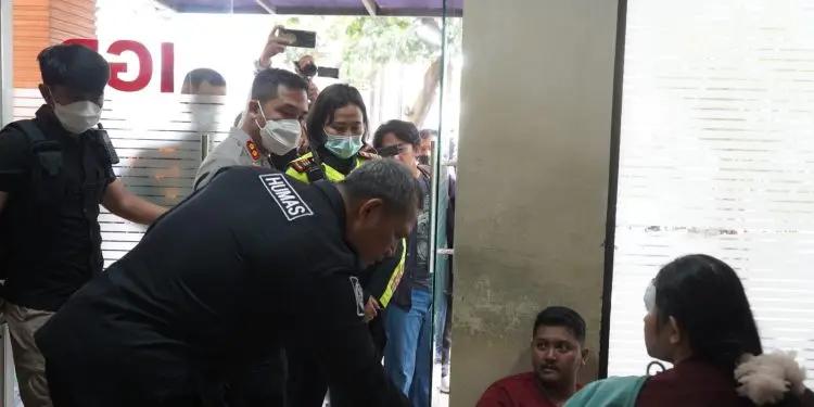 Kapolres Purwakarta AKBP I Dewa Putu Gede Anom Danujaya bersama Kasatlantas AKP Muthia Khansa Nurwajiya menjenguk korban kecelakaan to, Cipali di RS Abdul Radjak, Selasa (18/11/2025). (istimewa)