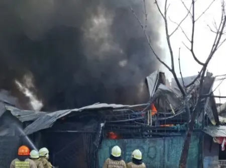 Gudang di Babakan Ciparay Hangus Dilalap Api, Warga Panik Berhamburan Gudang di Babakan Ciparay Hangus Dilalap Api, Warga Panik Berhamburan