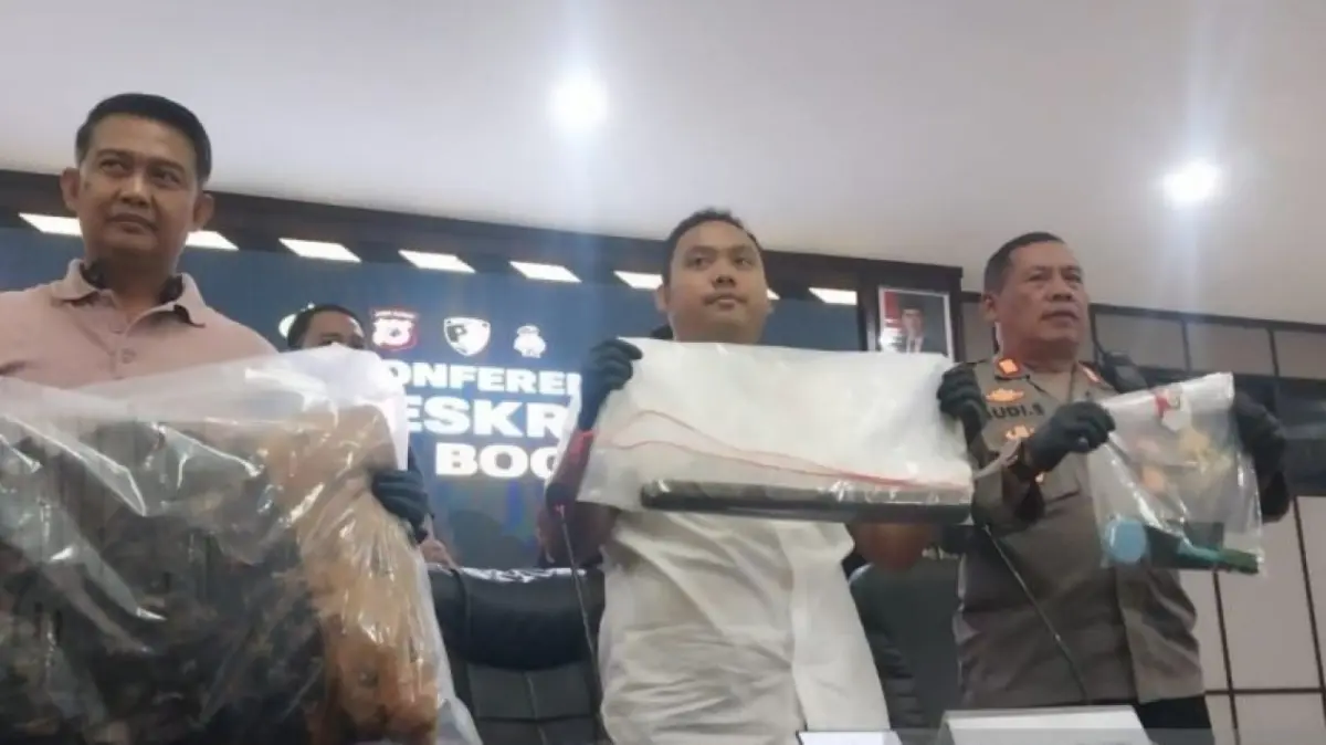 Miris, Pedagang Dibunuh saat Sedang Shalat Satreskrim Polres Bogor menggelar jumpa pers pengungkapan kasus pembunuhan di Mapolres Bogor, Sabtu (22/11/2025) malam. (istimewa)