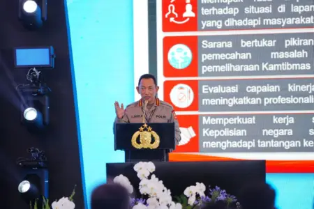 Tingkatkan Pelayanan untuk Masyarakat, Polri Gelar Apel Kasatwil Kapolri Jenderal Listyo Sigit Prabowo memberi sambutan dalam Apel Kasatwil bertajuk Transformasi Polri yang Profesional untuk Masyarakat di Mako Satuan Latihan Korbrimob Polri, Cikeas, Bogor, Senin (24/11/2025). (humas polri)