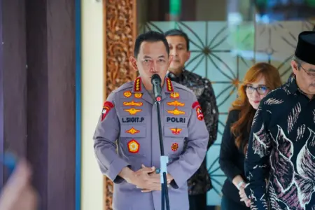 Kapolri Jenderal Listyo Sigit Prabowo usai menerima audiensi Komisi Percepatan Reformasi Polri bersama para tokoh GNB di Kompleks PTIK, Jakarta Selatan, Kamis (13/11/2025).