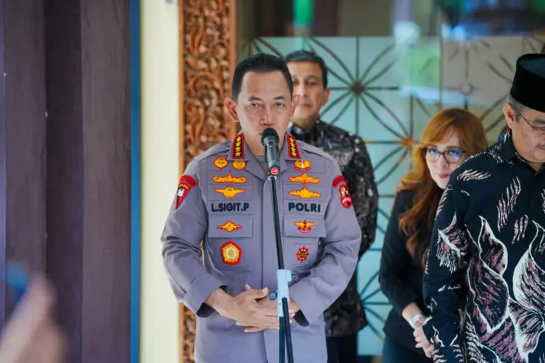 Listyo Sigit: Polri Terbuka untuk Kritik dan Saran Kapolri Jenderal Listyo Sigit Prabowo usai menerima audiensi Komisi Percepatan Reformasi Polri bersama para tokoh GNB di Kompleks PTIK, Jakarta Selatan, Kamis (13/11/2025).