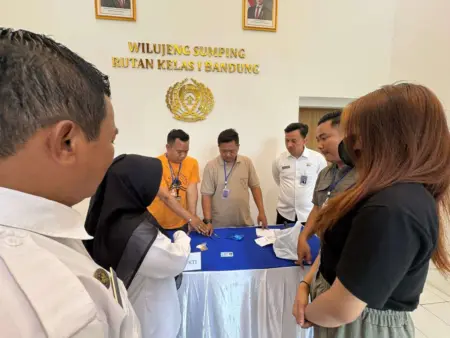 Seorang Perempuan Nekat Selundupkan Narkoba ke Dalam Rutan Petugas Rumah Tahanan Negara Kelas I Bandung berhasil menggagalkan penyelundupan narkoba jenis sabu dan ekstasi, Rabu (26/11/2025). (istimewa)