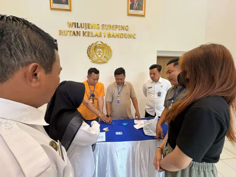 Petugas Rumah Tahanan Negara Kelas I Bandung berhasil menggagalkan penyelundupan narkoba jenis sabu dan ekstasi, Rabu (26/11/2025). (istimewa)